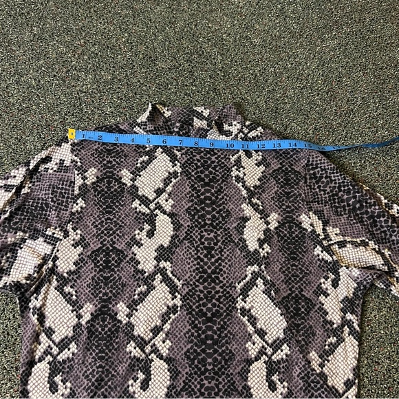 Modest Purple & Grey Snake Animal Print Bar Wing Long-Sleeve Shirt Top Sz XS-S - Picture 11 of 16